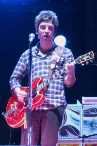 601px-Noel_Gallagher_playing_Champagne_Supernova